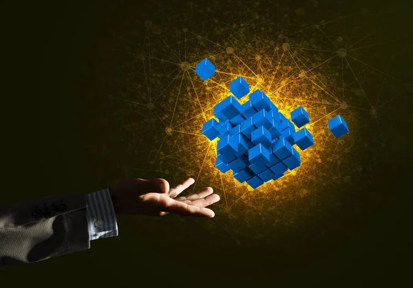 küp şekil tutan işadamı el 