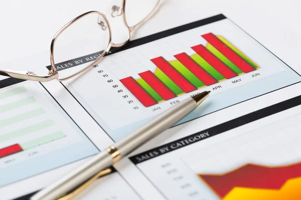 Tabeller och diagram av försäljning — Stockfoto