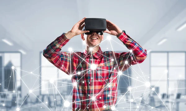 Homme avec casque de réalité virtuelle — Photo