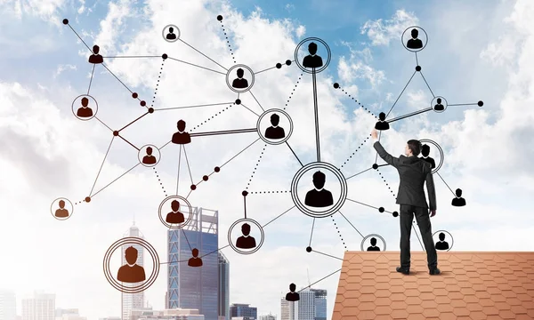  adam çatıda duran ve çizgi çizme