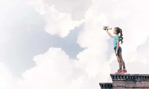 Menina criança feliz bonito no edifício — Fotografia de Stock