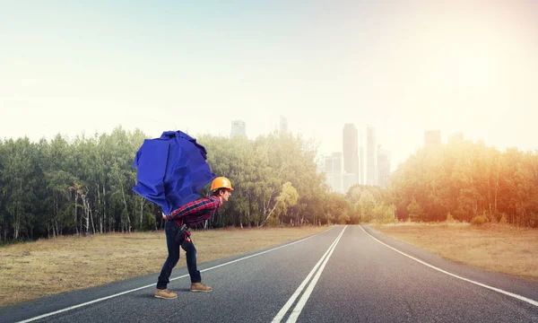 Uomo che trasporta palla di carta — Foto Stock