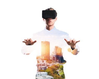 Sanal gerçeklik kulaklığı olan adam.