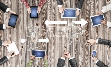 Bir grup insan elinde aygıtlarla