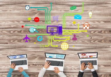 elinde aygıtlarla masada oturan iş adamları 