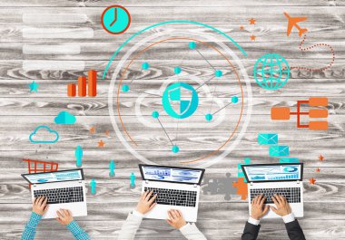 elinde aygıtlarla masada oturan iş adamları 