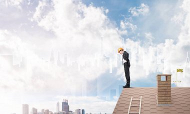 işadamı Çatının kenarında elbiseli