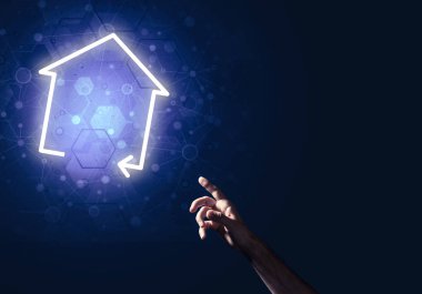 parlayan ev simgesini dokunmadan adam 