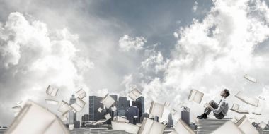 Belgeleri yığını üzerinde oturan işadamı 