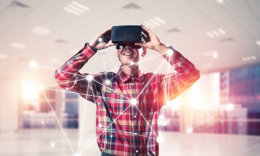 Sanal gerçeklik kulaklığı olan adam.
