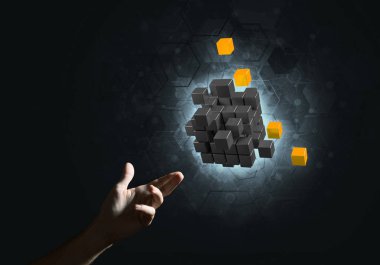  küp şekil tutan adam el 