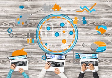 insanlar aygıtlarla birlikte çalışan eller