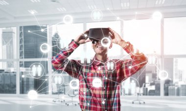 Sanal gerçeklik kulaklığı olan adam.
