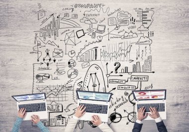 elinde aygıtlarla masada oturan iş adamları 