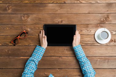 Tablet PC'yi kullanma emale eller 