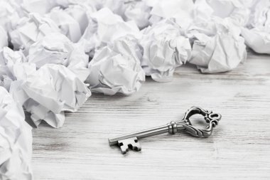 Buruşuk kağıt arasında Vintage anahtarı