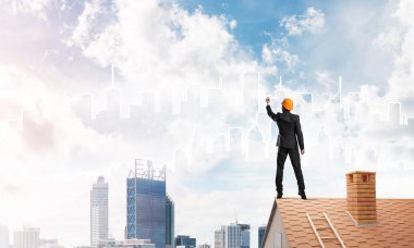 adam evin çatı ve çizim şehir