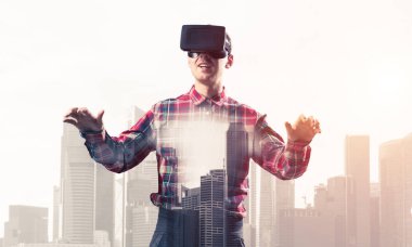 Sanal gerçeklik kulaklığı olan adam.