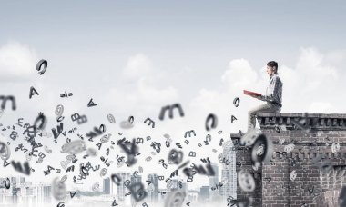 Üst yapı üzerinde oturan genç işadamı