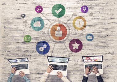 elinde aygıtlarla masada oturan iş adamları 