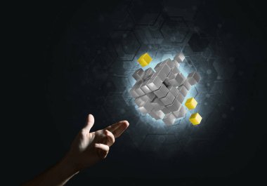  küp şekil tutan adam el 