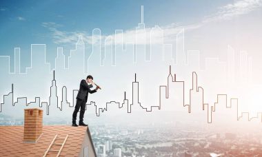 adam çatıda spyglass içinde arıyorum