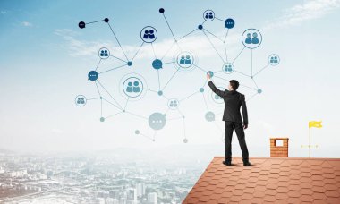 adam çatıda ayakta 