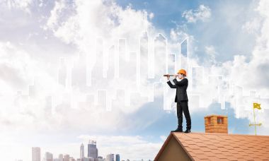 adam çatıda spyglass içinde arıyorum