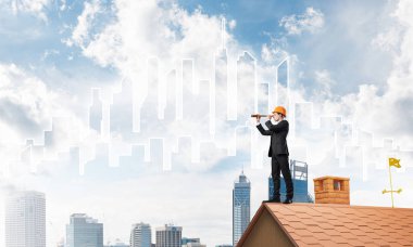 adam çatıda spyglass içinde arıyorum