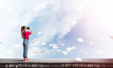 Dürbün içinde seyir tatlı kız