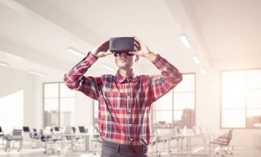 Sanal gerçeklik kulaklığı olan adam.