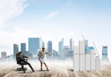 iş adamları açık havada ve büyüyen grafik 