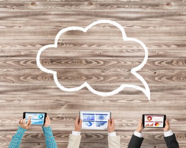 Bir grup insan elinde aygıtlarla