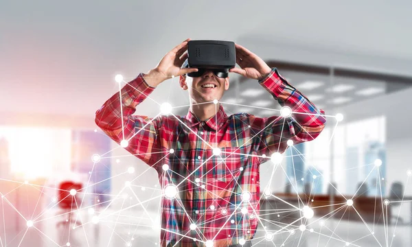 Man met virtual reality headset — Stockfoto