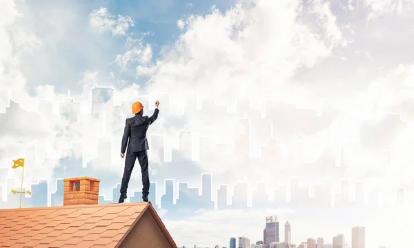 Mannen på hus tak och ritning stad — Stockfoto