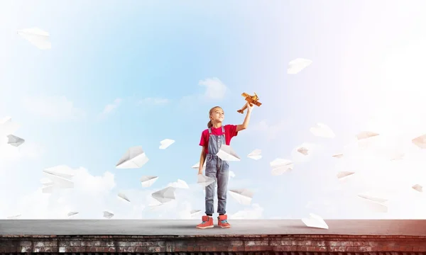 Schattige gelukkige jongen meisje op gebouw — Stockfoto