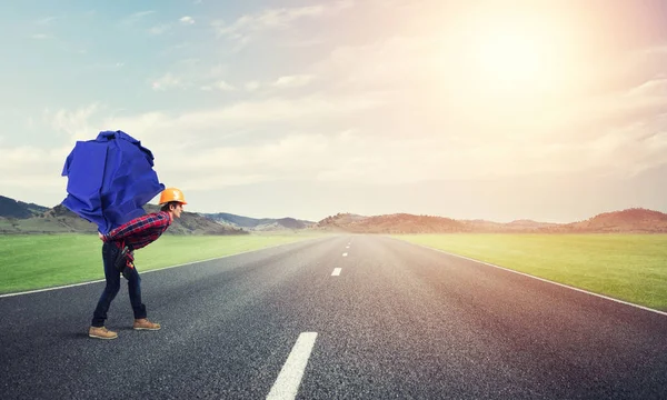 Uomo che trasporta palla di carta — Foto Stock