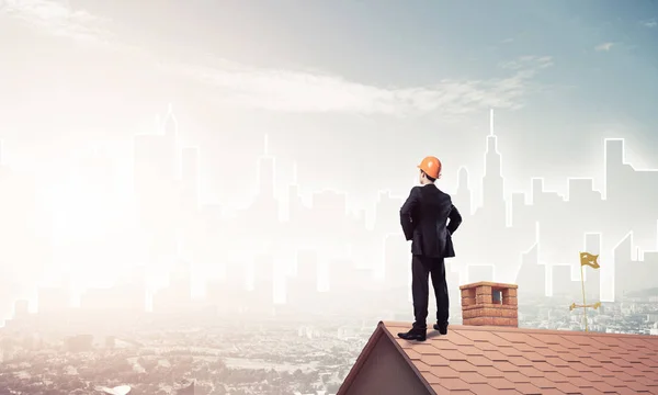 Affärsman i kostym på takkanten — Stockfoto