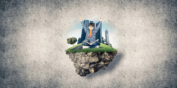 yüzen ada üzerinde oturan çocuk