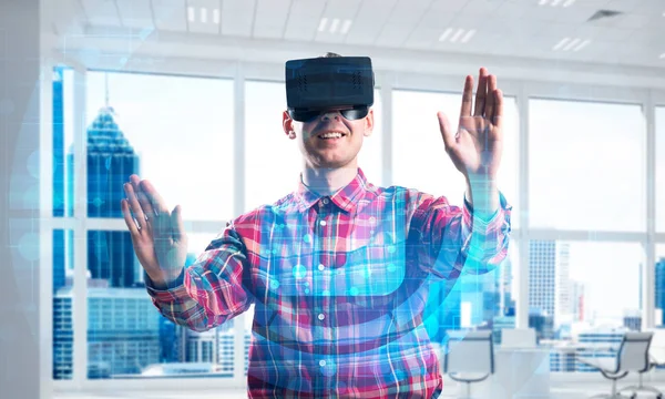 Le gars portant un casque virtuel — Photo