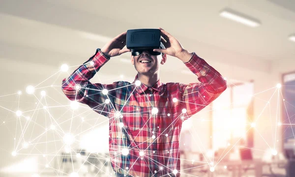 Homme avec casque de réalité virtuelle — Photo