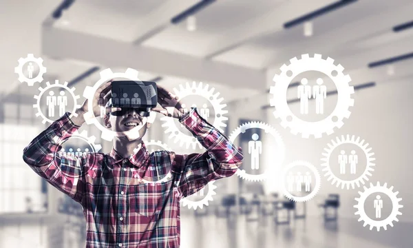 Homme avec casque de réalité virtuelle — Photo