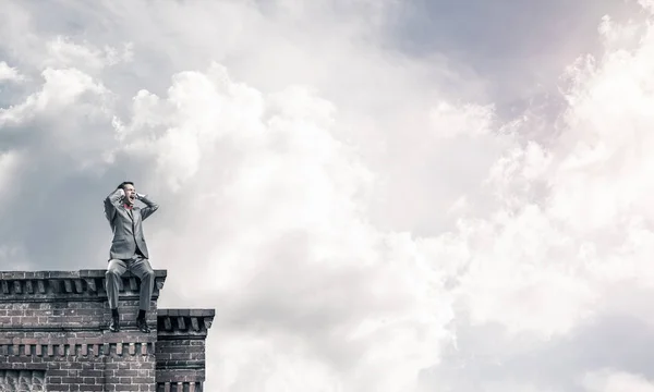 Uomo d'affari frustrato seduto sulla cima dell'edificio — Foto Stock