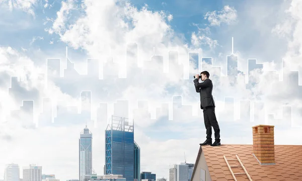 Biznesmen stojąc na dachu — Zdjęcie stockowe