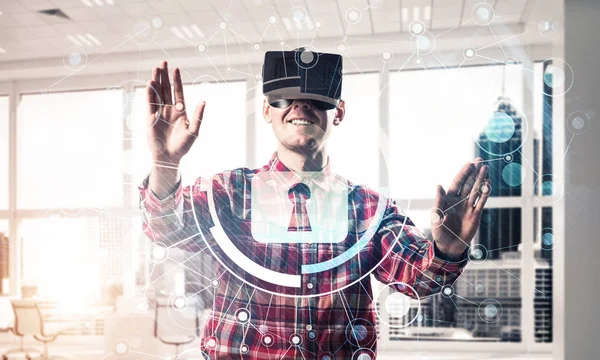 Guy wearing virtual headset — Stock Photo, Image