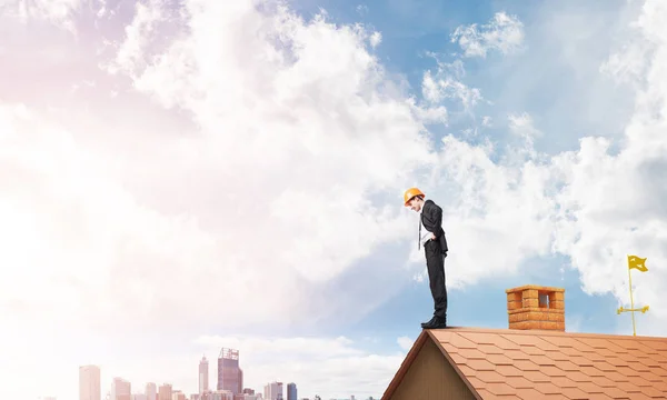 Επιχειρηματίας που στέκεται στην άκρη της στέγη σπιτιού — Φωτογραφία Αρχείου