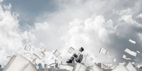 書類の山の上に座っての実業家 — ストック写真