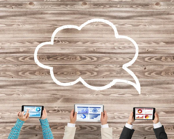 Bir grup insan elinde aygıtlarla