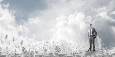 Takım elbiseli emin iş adamı