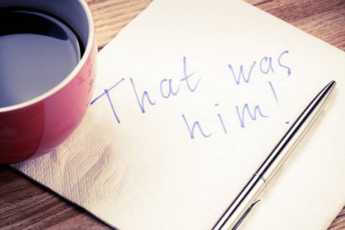 Kalem ve romantik mesaj ile kahve fincanı